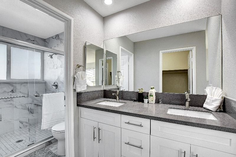 Double sink bathrooms with hot water and high water pressure