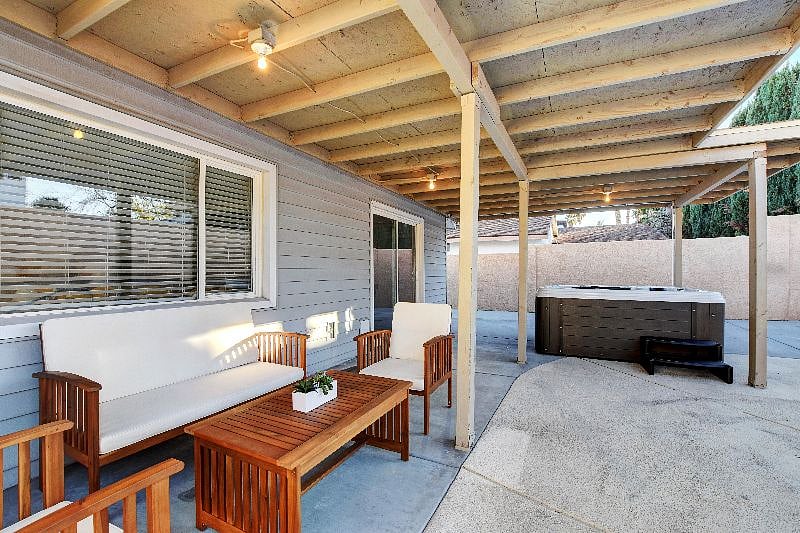 Spa and additional seating, 4 pool lounge chairs included 