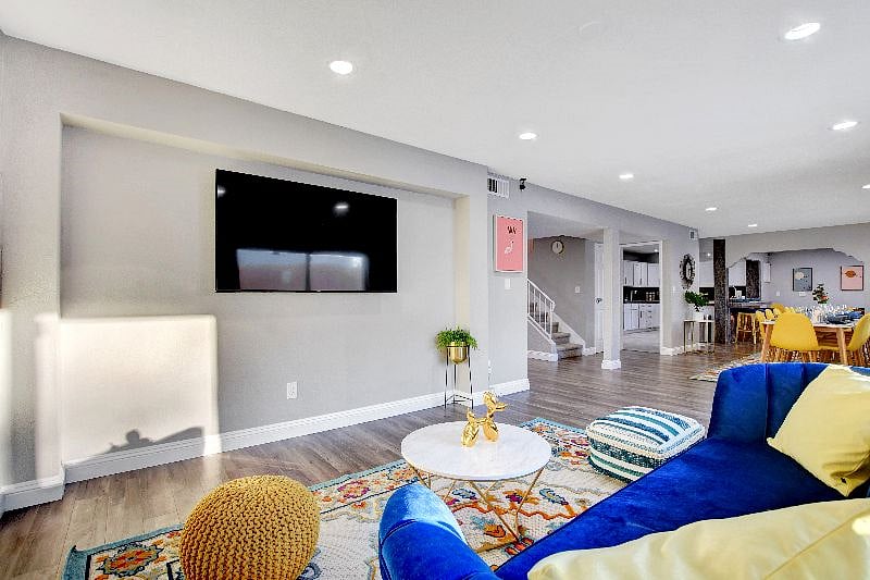 Smart TV, Netflix, Sports, Casting, Google speaker