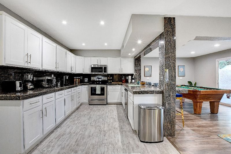 Fully furnished and modernly equipped kitchen, new appliances, eating and cooking utensils included