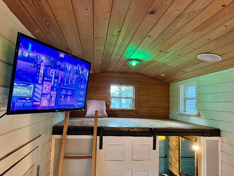 Mounted smart-tv plus second loft for storage