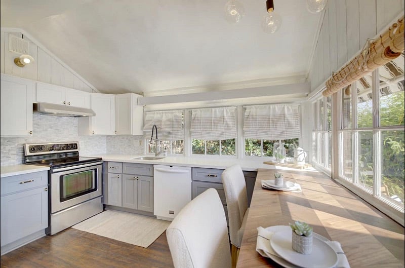 Gorgeous Remodeled Kitchen! Cook with a view of the lake!