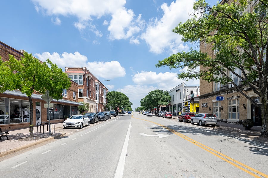 Wonderful Magnolia Avenue is filled with dining and shopping options and only a 10-minute walk from the cottage.