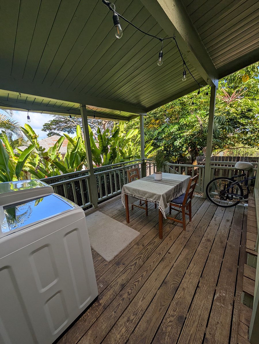 Lanai with private washer and dryer