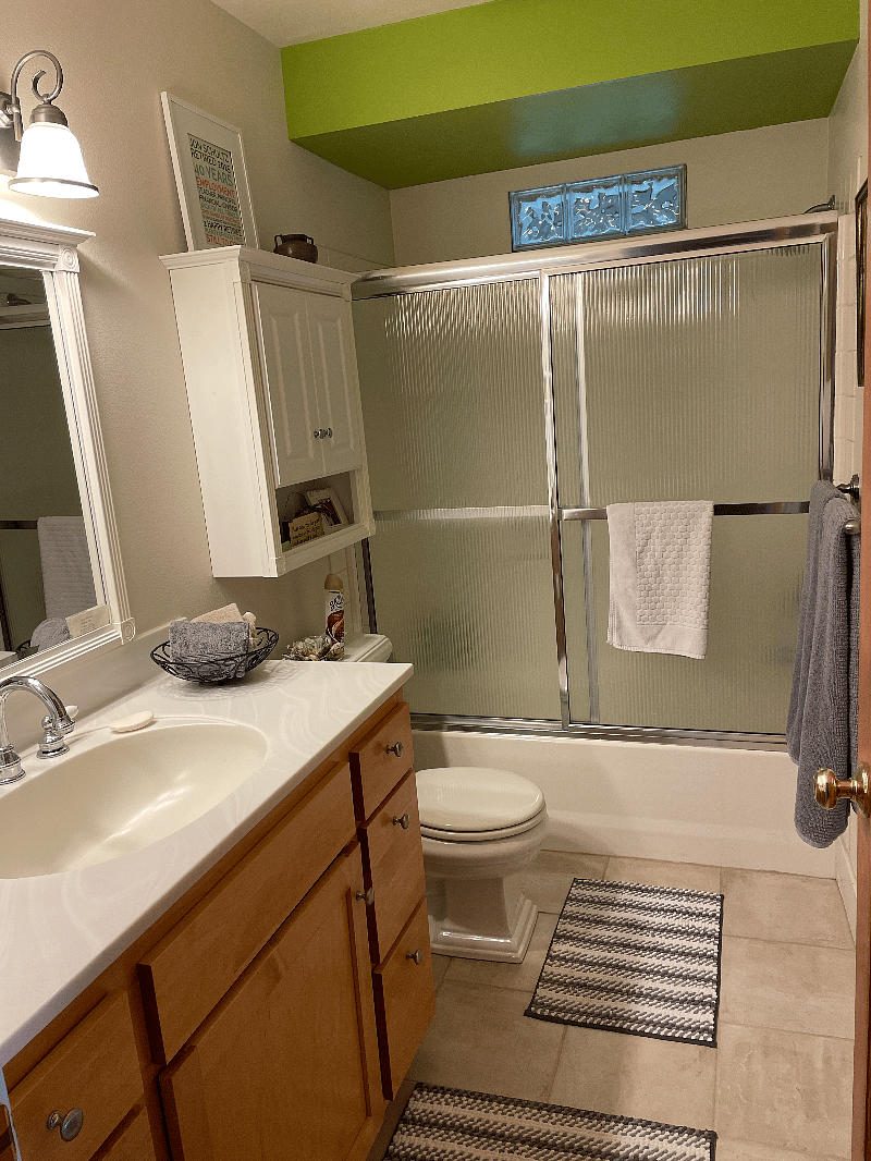 Full bath upstairs.