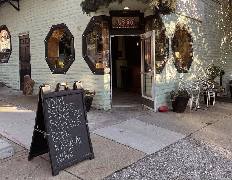 1801 Bar and Lounge
Burgers and Seafood
Local Live Music
1 Minute Walk