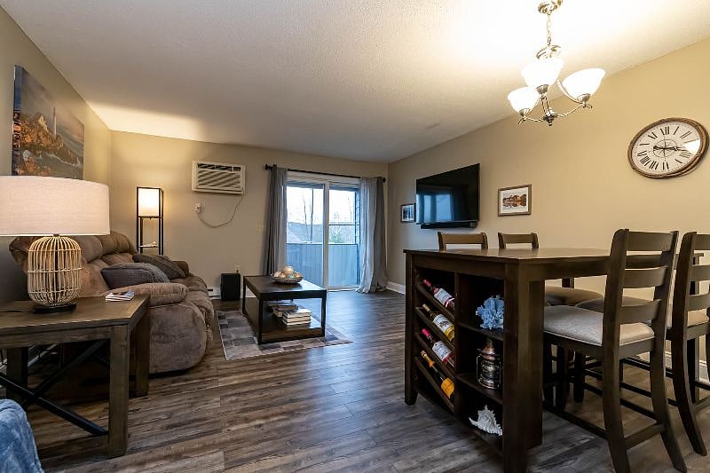 Living room/dining area
