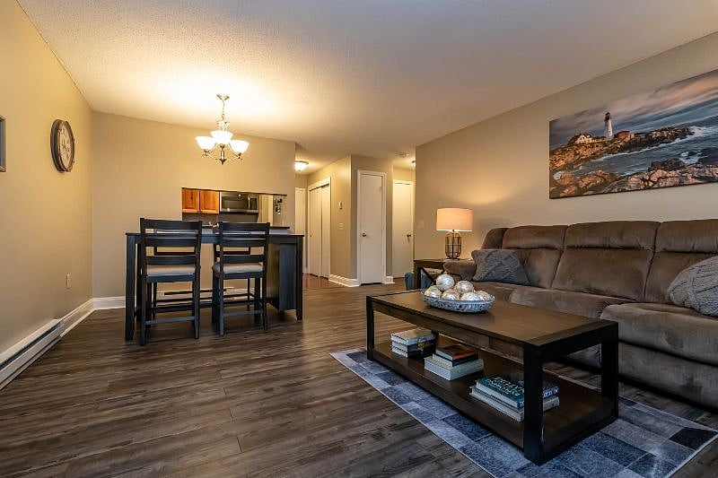 Living room/dining area