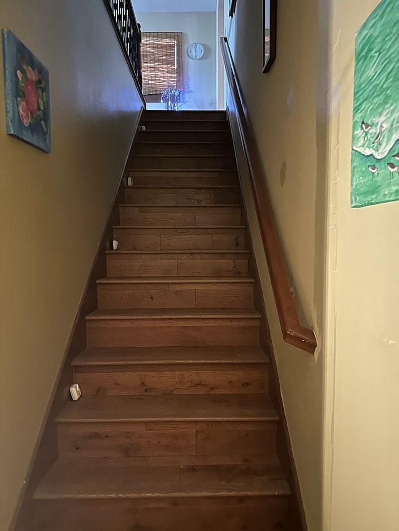 STAIRWAY TO UPSTAIRS ROOMS