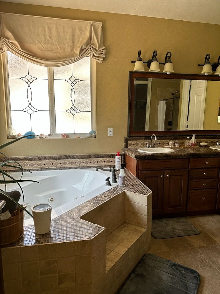 BATH TUB