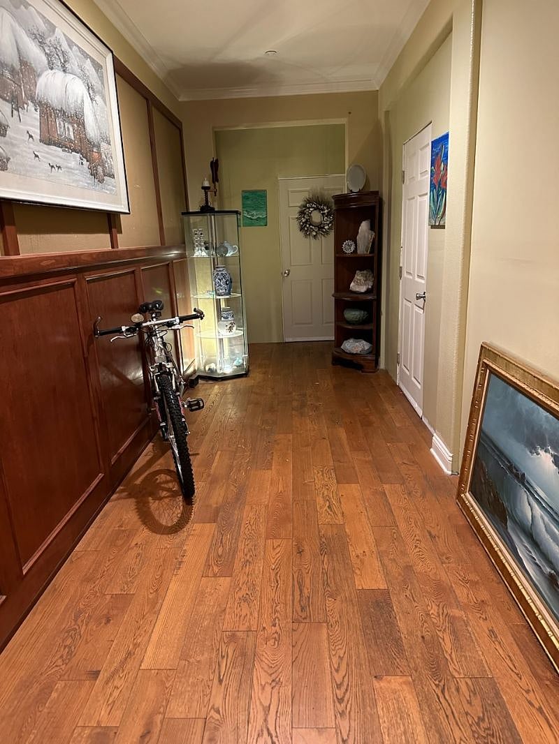 ENTRY HALLWAY, BIKE PARKING OK