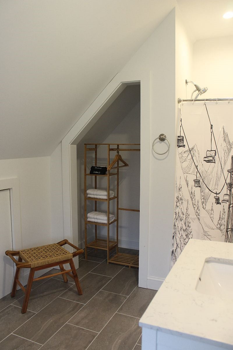 Queen Room Bath