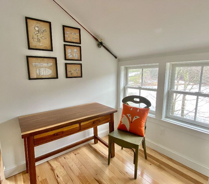 King room desk nook.