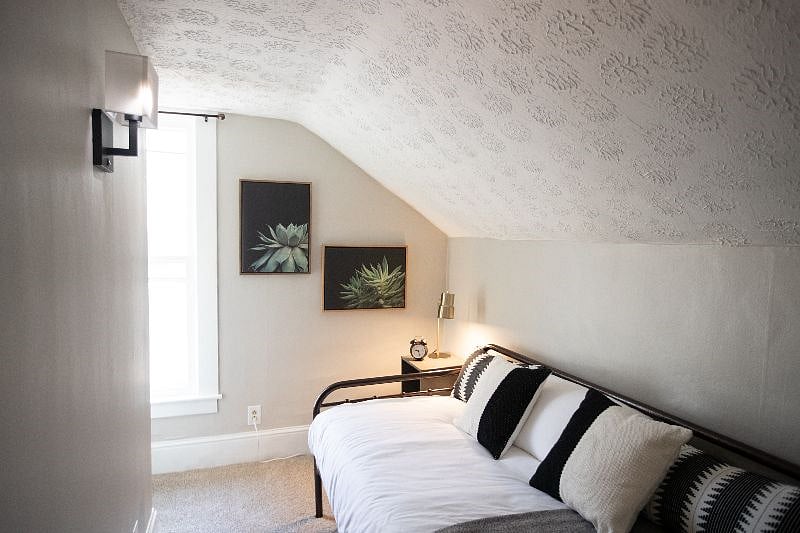 Bedroom #3 with twin bed.