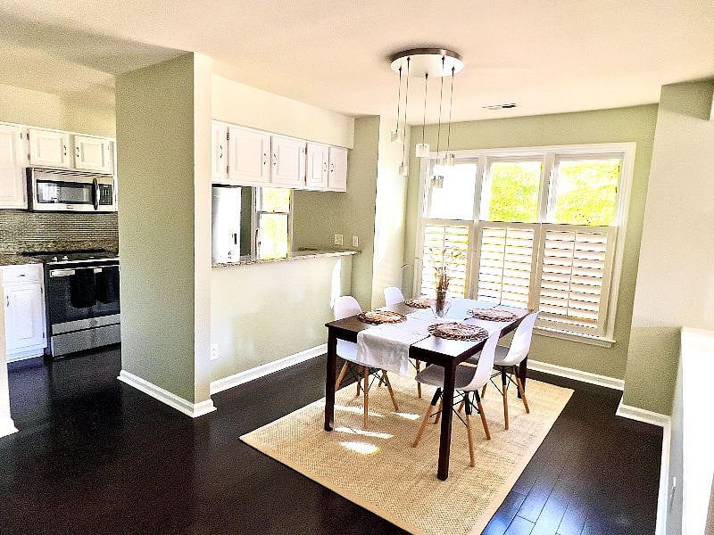 The dining nook - perfect for dinner parties as well as breakfasts for one.