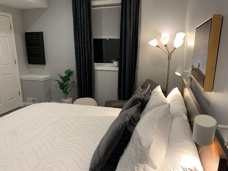 Suite Adeline - bedroom - daylight window