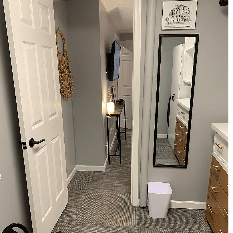 Suite Adeline - view from inside of the walk-in closet