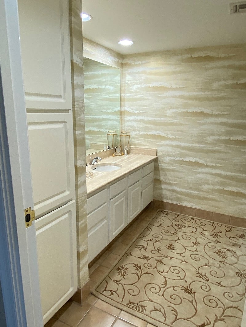 Roomy bath with lots of storage here.