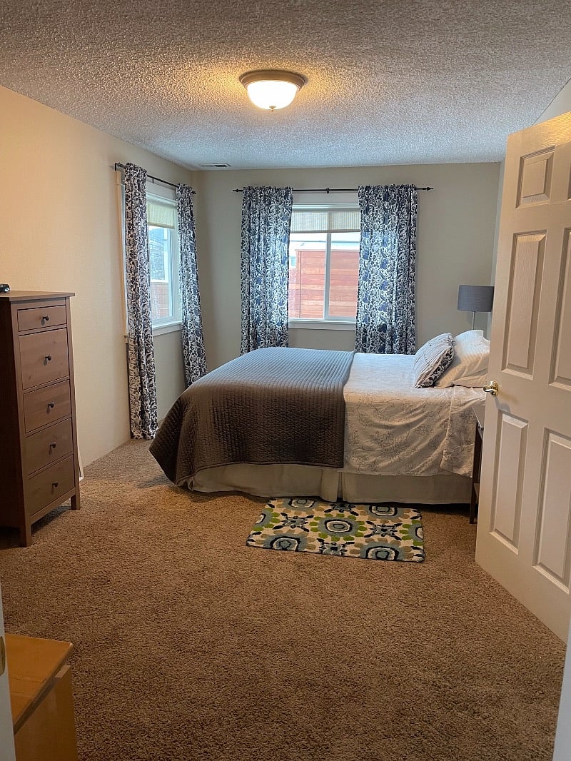 Bedroom 1: larger and near bathroom. River Views.