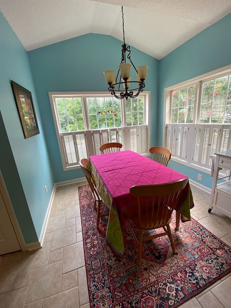 Dine in kitchen