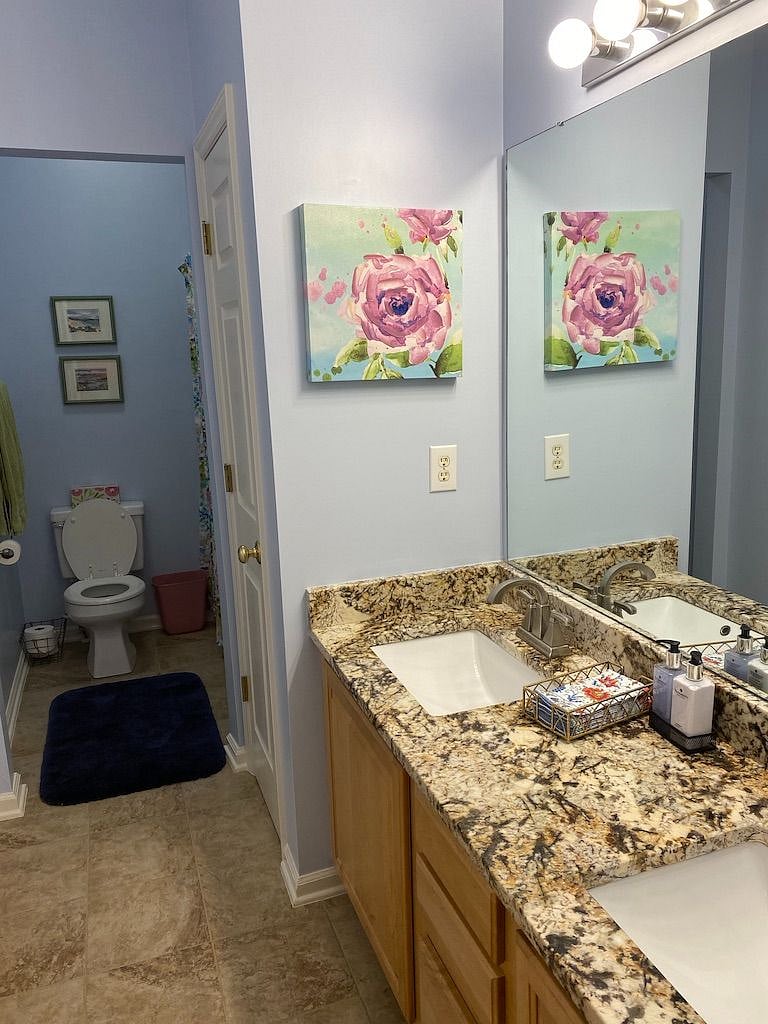 DUALS SINKS AND GRANITE COUNTERS IN 2ND FULL BATHROOM