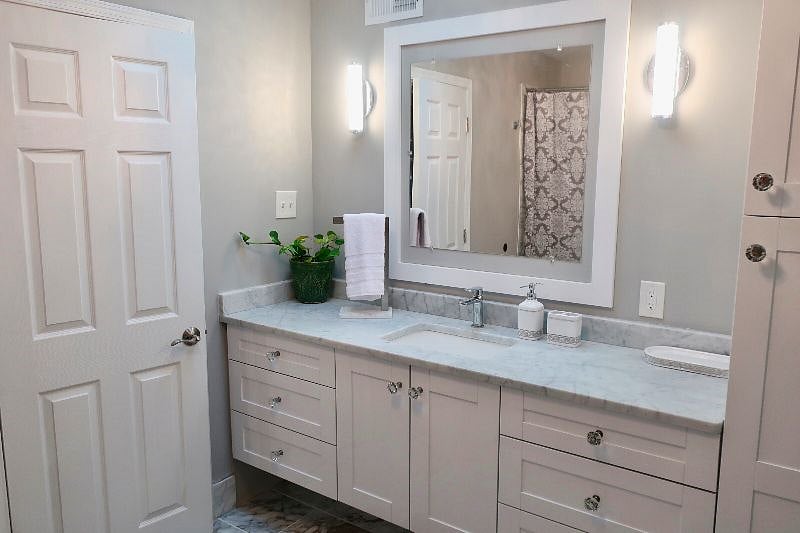Modern bathroom with all the amenities for your travel.