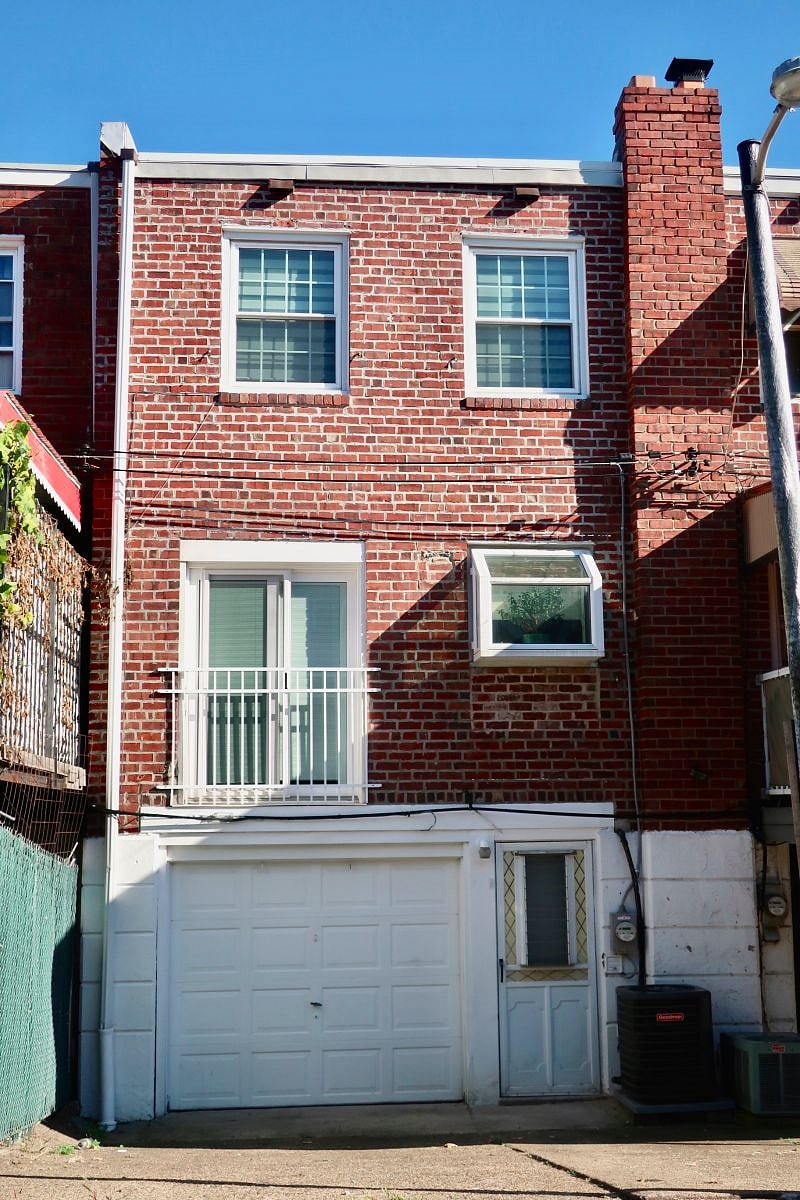 Off street parking for up to 2 cars! Garage parking available, as well as rear drive way.