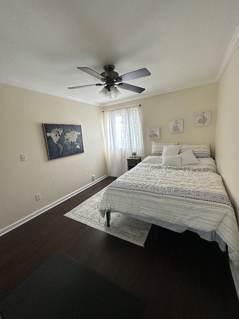 Guest Room with queen bed.