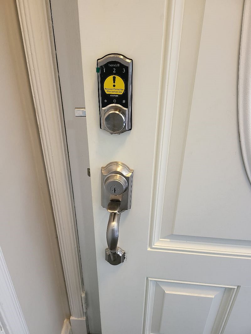 Electronic code lock on the front door