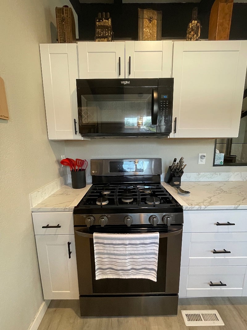 Full sized microwave and gas stove (no burnt eggs!)