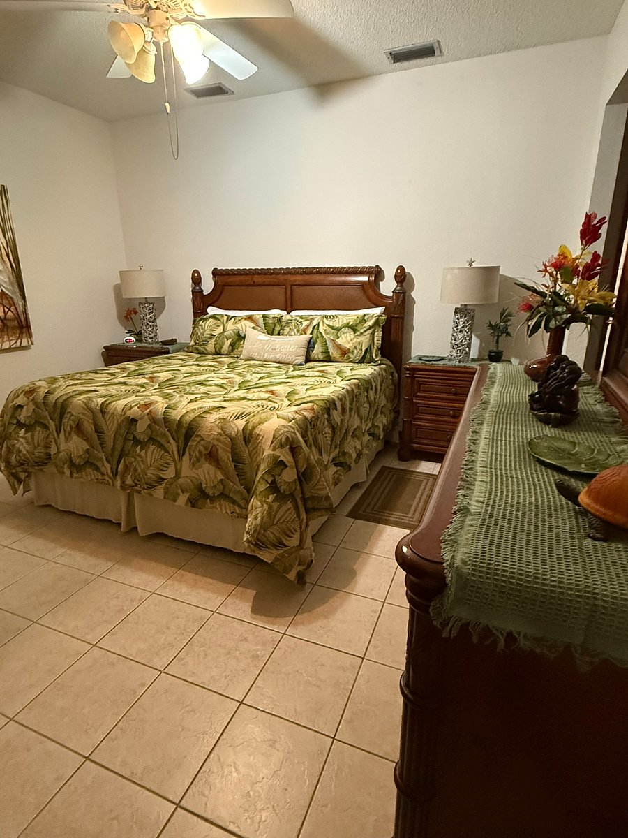 Downstairs Bedroom - King
