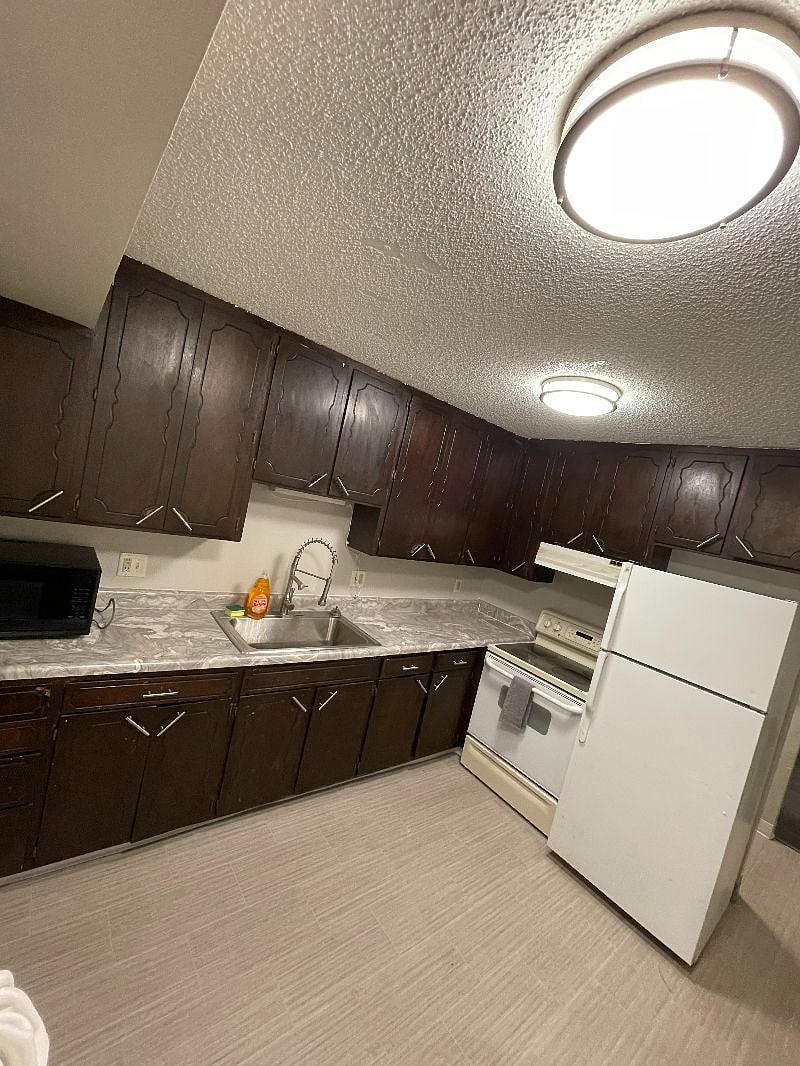 1213 Kitchen