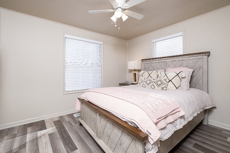 Extra bedroom with queen bed