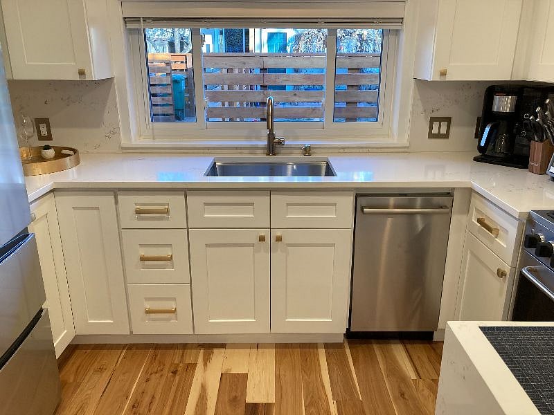 Kitchen sink and dishwasher