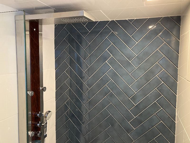 Deluxe shower fixture with tile accent in shower
