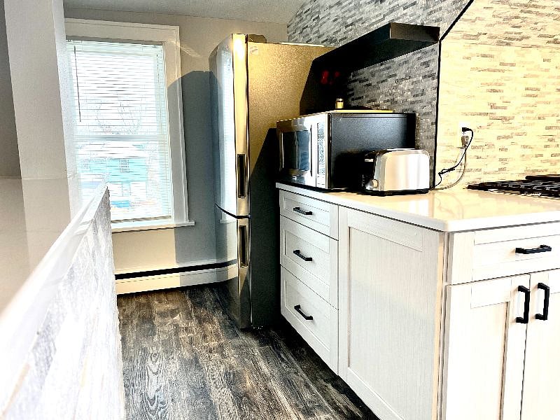 Bright, modern kitchen with full size appliances and a cozy breakfast nook