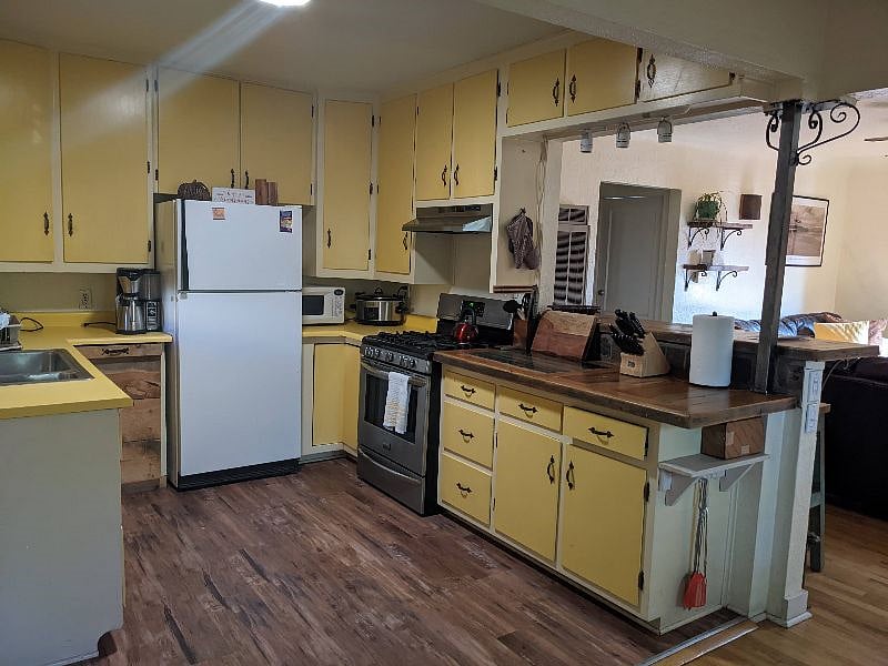 Kitchen and breakfast bar