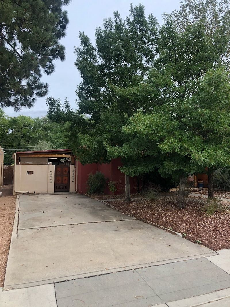 Driveway/Parking space