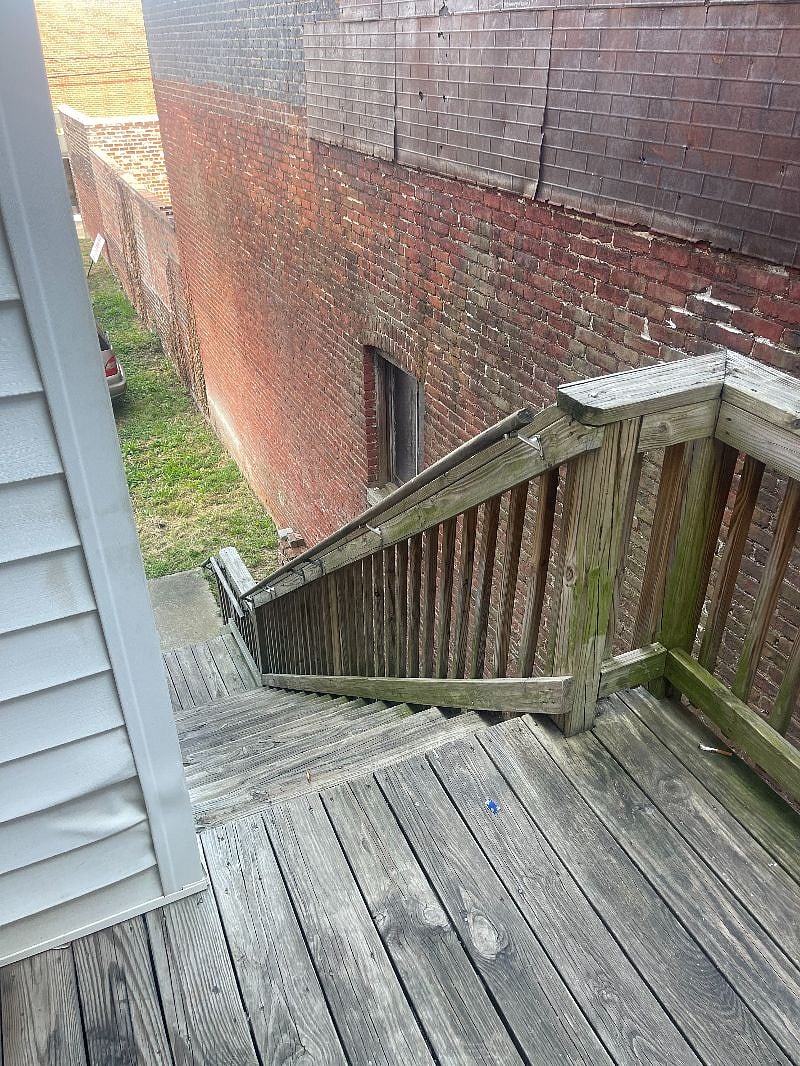 2 entrance's. Front and back, this is back stairs from parking space. 