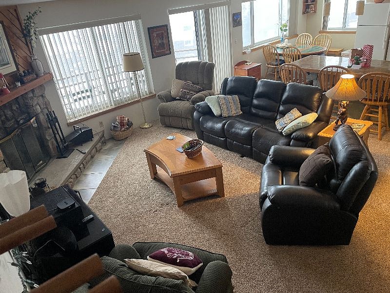 Living area with seating for 6.