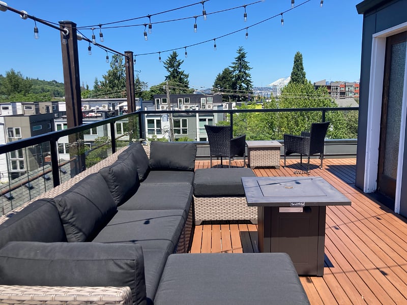 Spacious rooftop deck with Seattle skyline views!