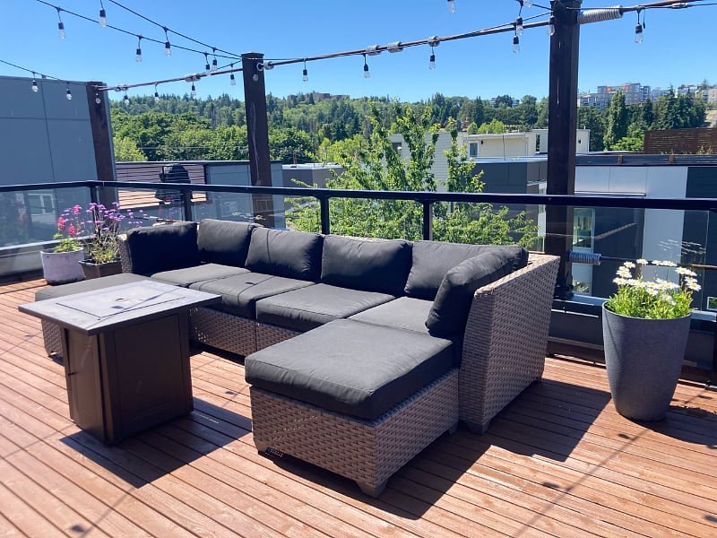 Fully furnished rooftop deck + grill
