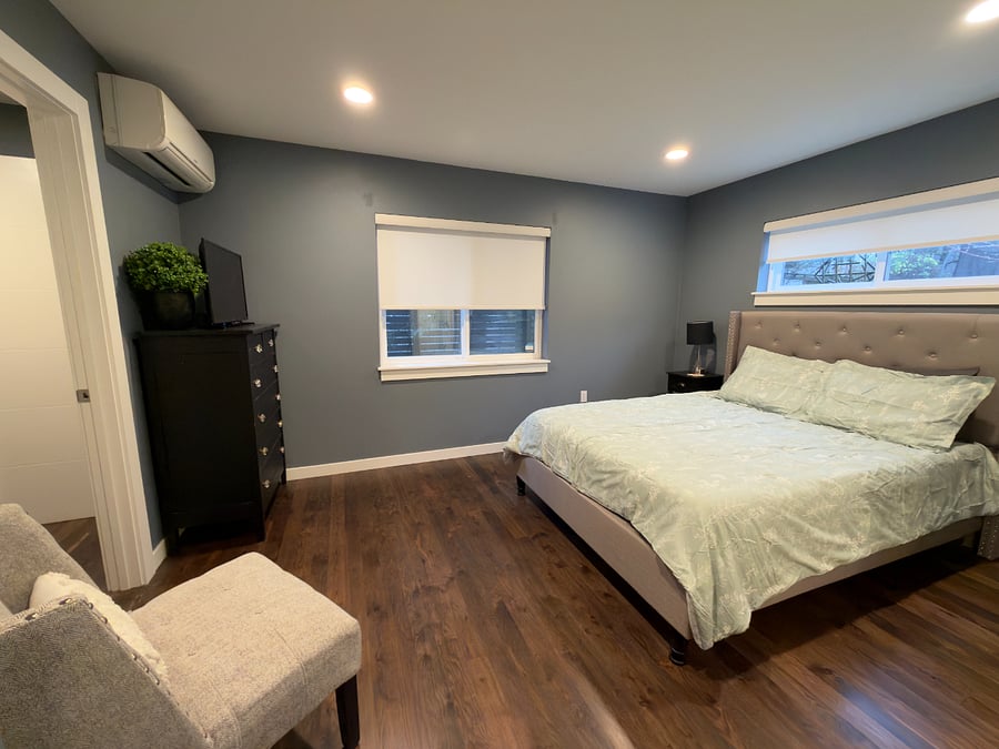 Downstairs, larger bedroom (queen-sized bed)
