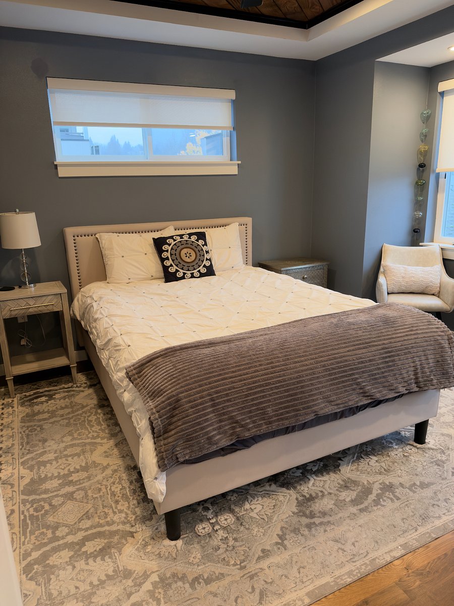 Master bedroom, queen sized bed