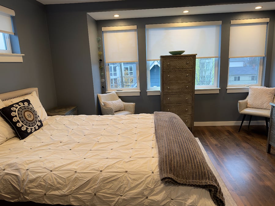 Master bedroom, queen sized bed