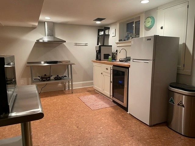 Kitchen with All-in-one microwave (air fryer, convection unit) and Inductive Hotplate