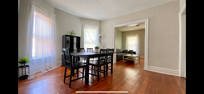Full dining room and table seats 6 comfortably.