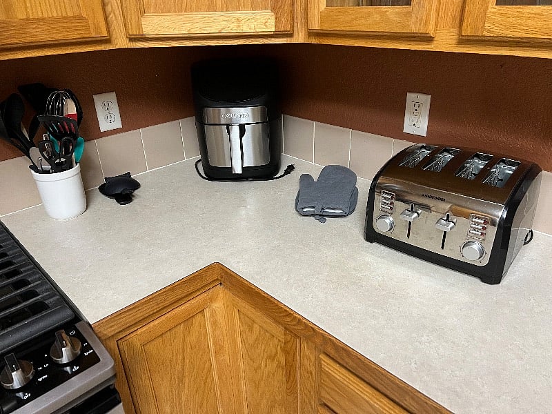 Air Fryer and Toaster available with blender in cupboard.