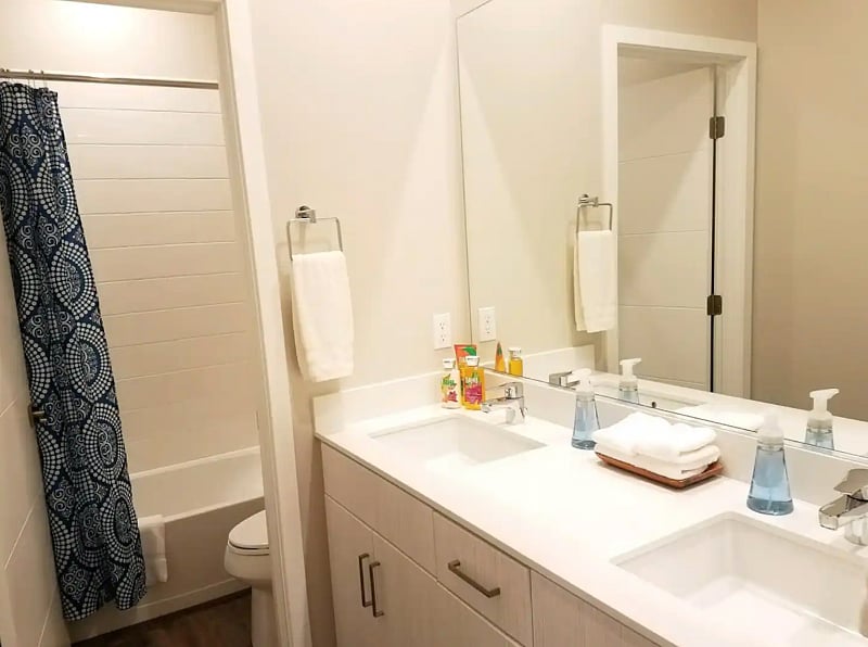 Bathroom 2 with Shower/Bathtub and Dual Sinks (3rd Floor)