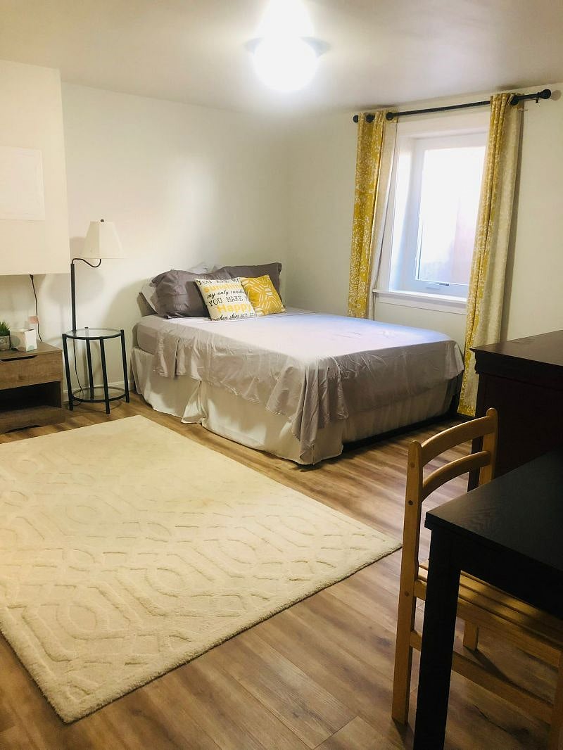 Bedroom 1 (Queen-sized bed)